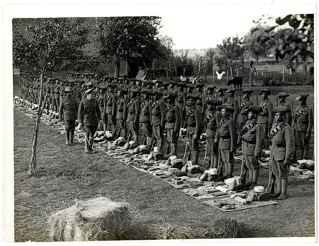 621px-1-4th_Gurkhas_at_kit_inspection_in_Le_Sart,_Flanders_(Photo_24-97)