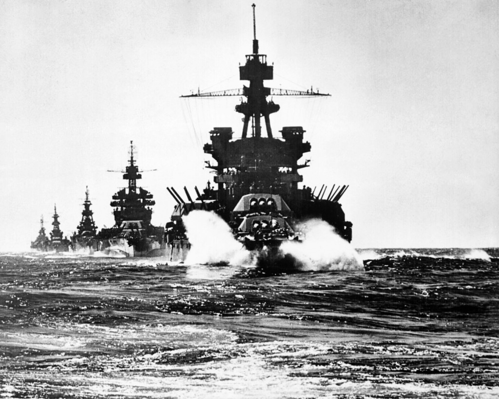 USS_Pennsylvania_moving_into_Lingayen_Gulf